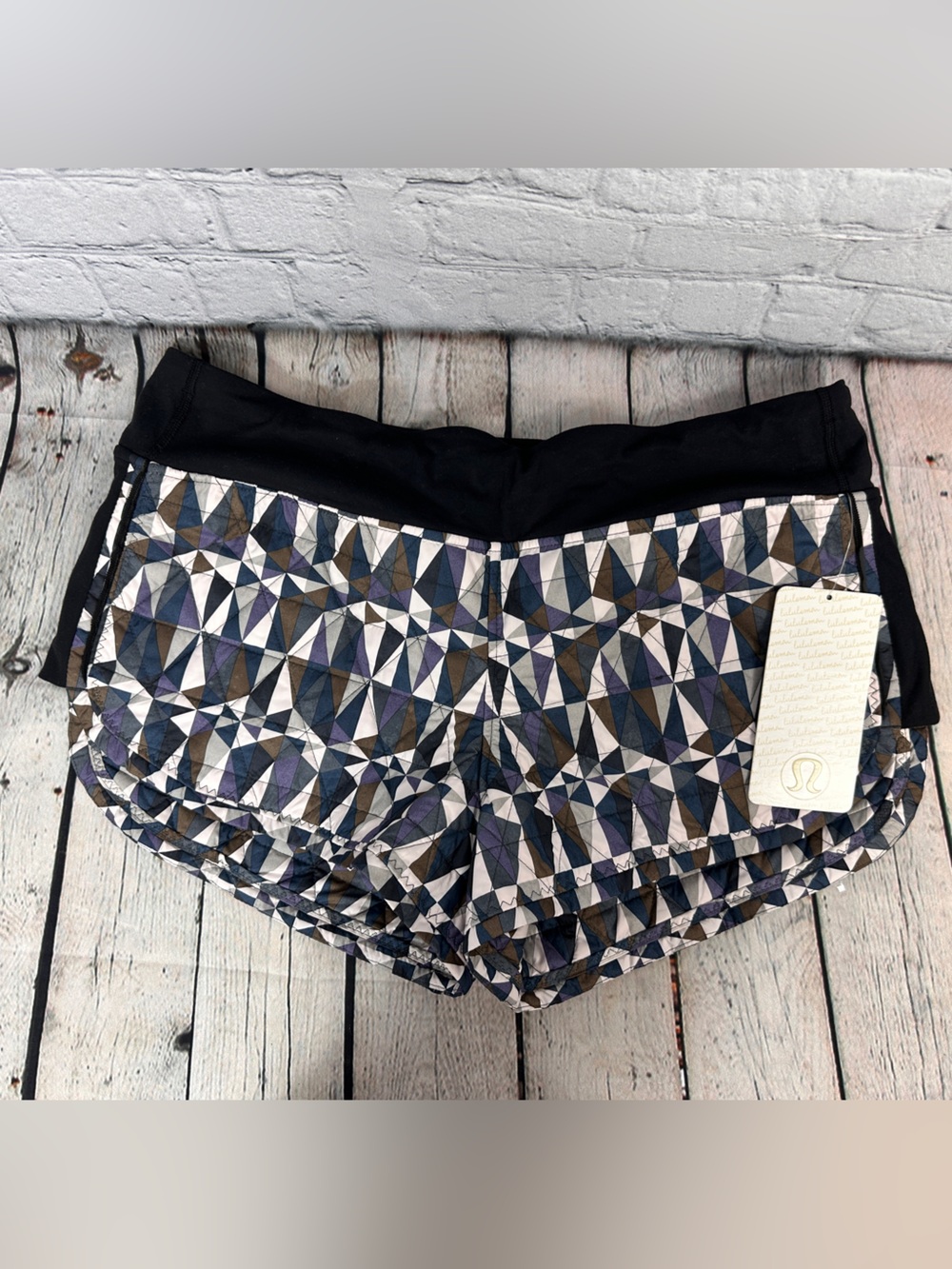 Lululemon hot cheeks shorts II size 10 NWT